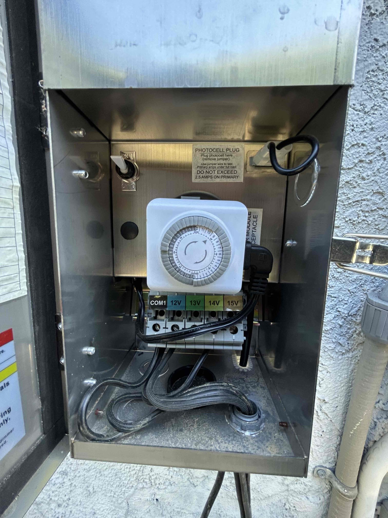 Troubleshoot outdoor lights that aren't working in Woodland Hills